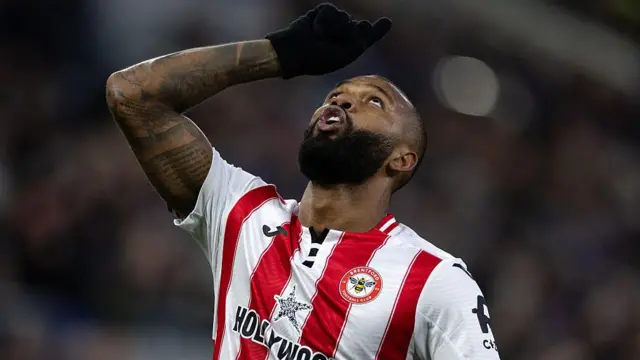 Igor Thiago of Brentford celebrates scoring his team's first goal 