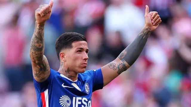 Enzo Fernandez giving two thumbs up 