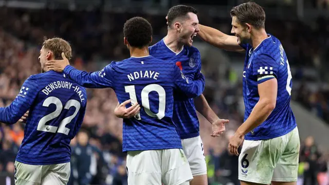 Everton players celebrate