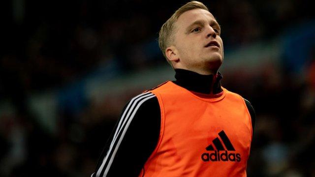 Donny van de Beek warms up