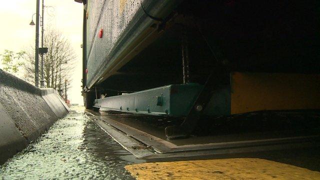 Plates lowered beneath the bus are used to recharge wirelessly