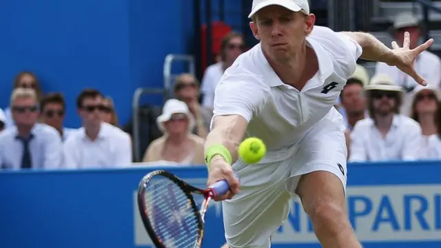 Kevin Anderson stretches to play a shot