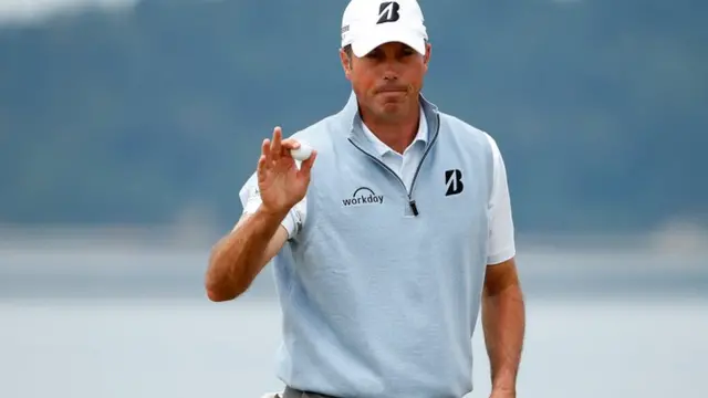 Matt Kuchar waves to the crowd