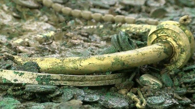 Gold jewellery from the coin hoard