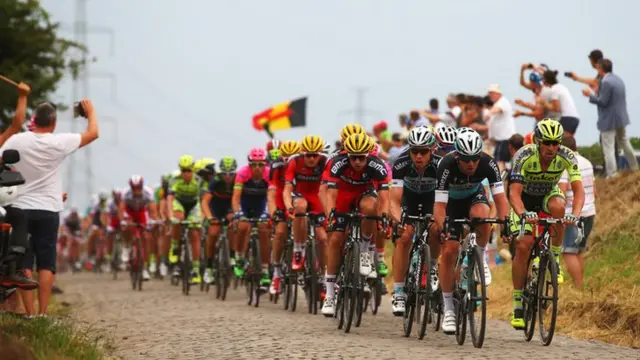 Peloton on the cobbles