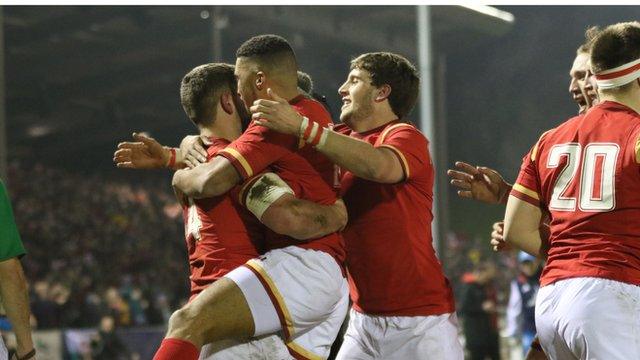 Wales U20s celebrate with Joe Thomas after he scored a try against Italy