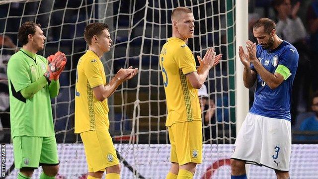 Italy and Ukraine players applauding