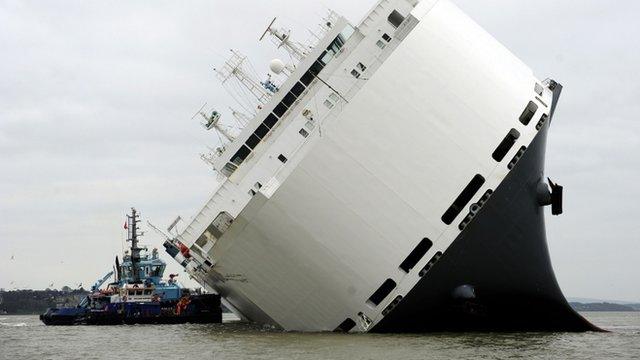 Tug boat pushing against the car carrier Hoegh Osaka