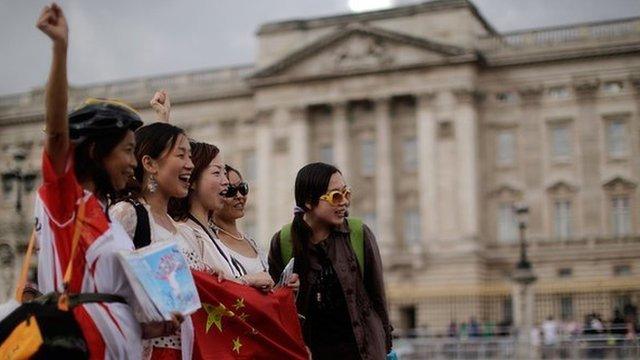 Chinese tourists in front of London's Buckingham Palace