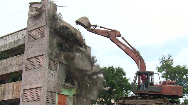 Dangerous building being demolished in Mumbai