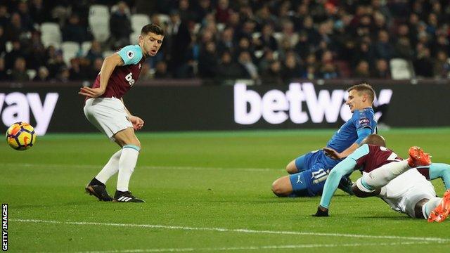 Marc Albrighton scores for Leicester against West Ham