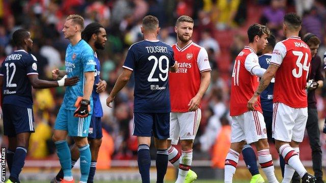 Arsenal players react