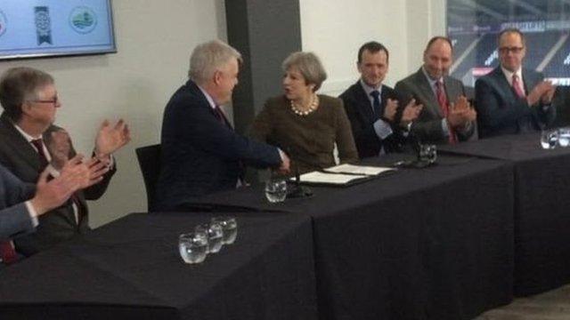 Carwyn Jones a Theresa May yn cyfarfod i arwyddo'r fargen a thrafod Brexit