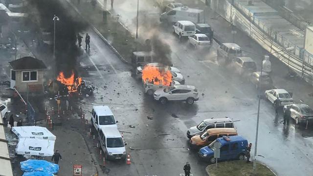 İzmir'de iki kişinin hayatını kaybettiği saldırı ve sonrasında yaşananlar -  BBC News Türkçe