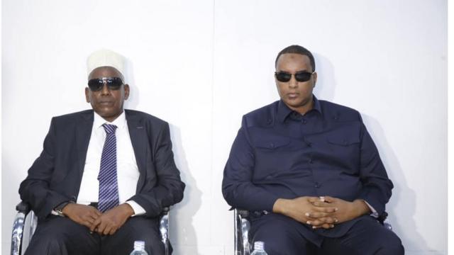 Ufada prezervativ bilan minat Erkaklar uni qanday qilib siqib chiqaradilar va yalaydilar