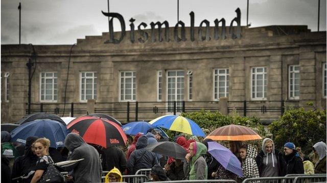 Queue of people waiting to get into Dismaland