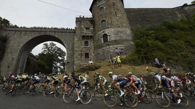 The pack leave the cobbles