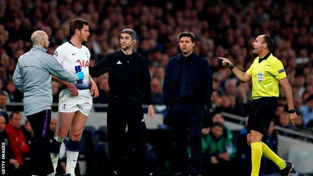 Referee questioning Jan Vertonghen's health