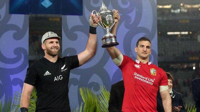 Kieran Read a Sam Warburton