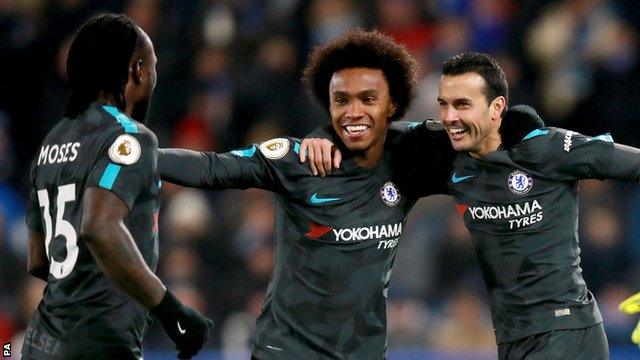 Willian (centra) celebrates a Chelsea goal with his team-mates against Huddersfield