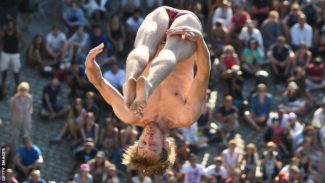 Hunt cliff diving