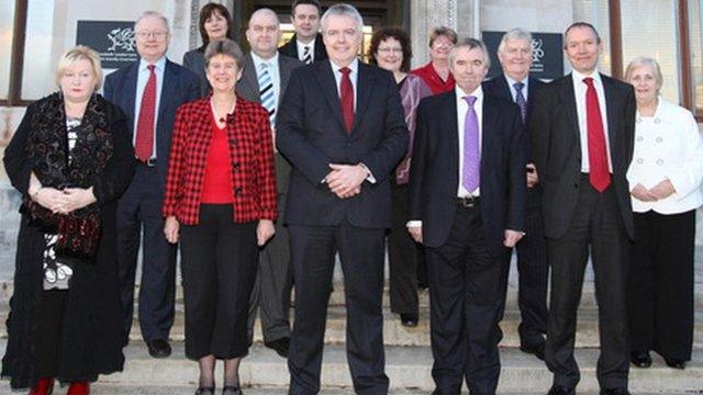 Carwyn Jones a'i gabinet cyntaf - (chwith i dde) Blaen: Edwina Hart, Jane Hutt, Carwyn Jones, Ieuan Wyn Jones, John Griffiths. Canol: Leighton Andrews, Carl Sargeant, Elin Jones, Alun Ffred Jones, Gwenda Thomas. Cefn: Lesley Griffiths, Huw Lewis, Janice Gregory.