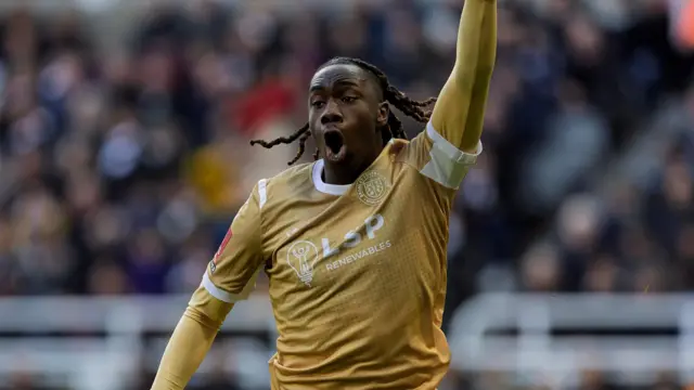 Idris Odutayo in action for Bromley