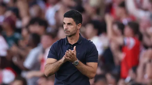 Mikel Arteta applauds his team from the sideline