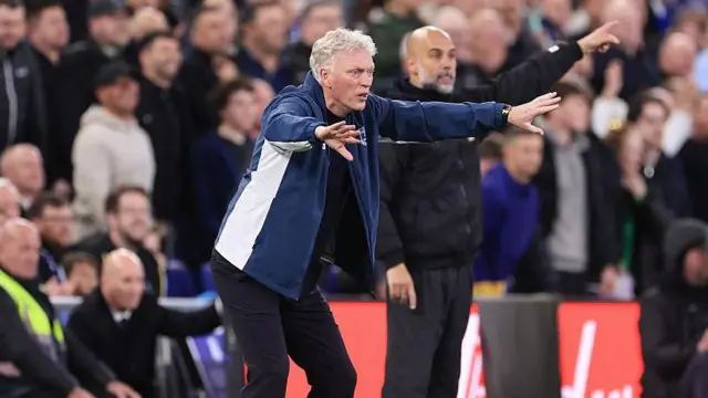  Everton manager David Moyes (L) and Manchester City manager Pep Guardiola gesture from the touchline