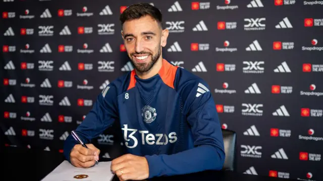 Bruno Fernandes signing his new contract