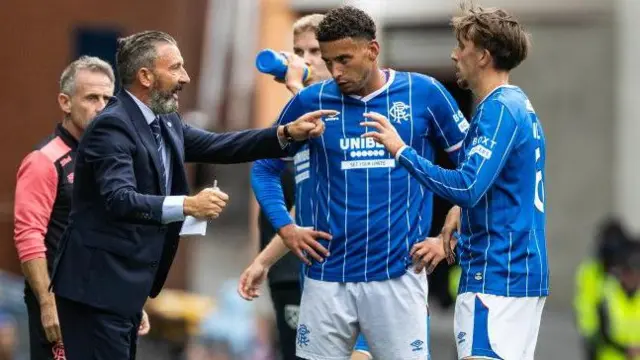 Rangers' Derek McInnes chats to Ben Godfrey and Dan Neil