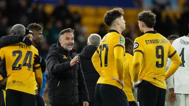 Wolverhampton Wanderers' manager Vitor Pereira speaks to Jorgen Strand Larsen