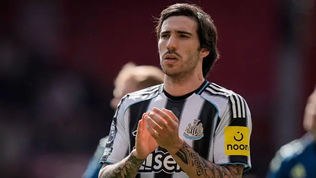 Sandro Tonali applauds the fans after the final whistle