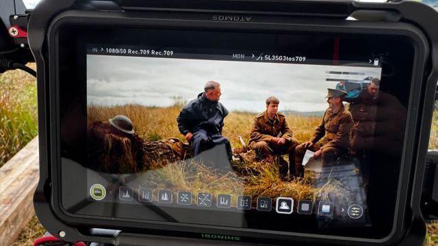 Cast a chriw 'A pack of five' yn ffilmio 