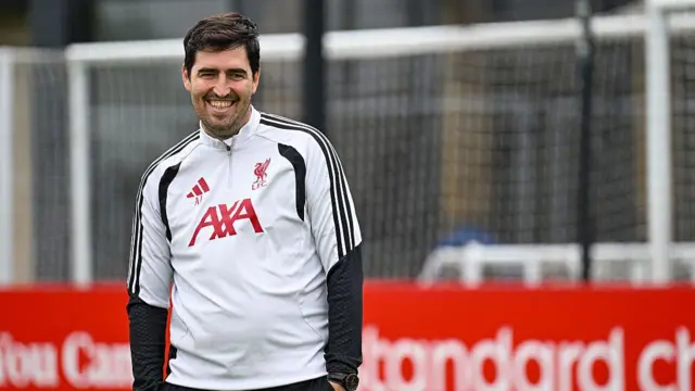 Andoni Iraola during a Liverpool training session