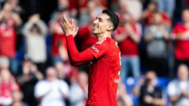 Bojan Miovski applauds Aberdeen fans