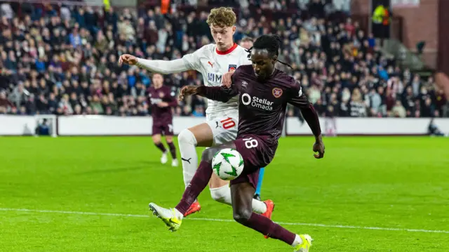 Hearts' Malachi Boateng and Heidenheim's Paul Wanner 