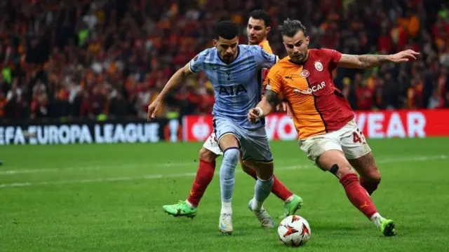 Dominic Solanke competes for the ball with Galatasaray's Abdulkerim Bardakci