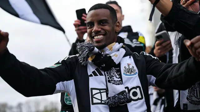 Alexander Isak celebrating the Carabao Cup win with Newcastle United