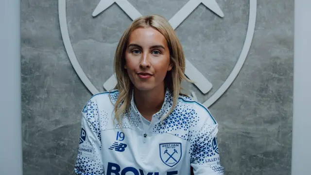  Sienna Wareing signs West Ham contract 