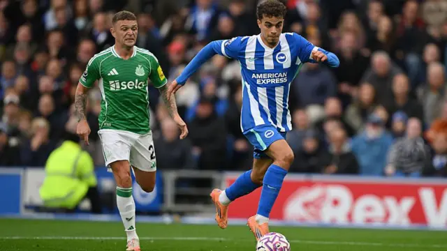 Yasin Ayari of Brighton & Hove Albion gets away from Kieran Trippier of Newcastle United