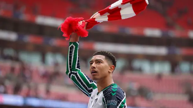 Jobe Bellingham holds up scarf after winning promotion with Sunderland