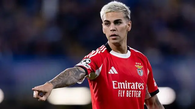Enzo Barrenechea pointing during a game for Benfica