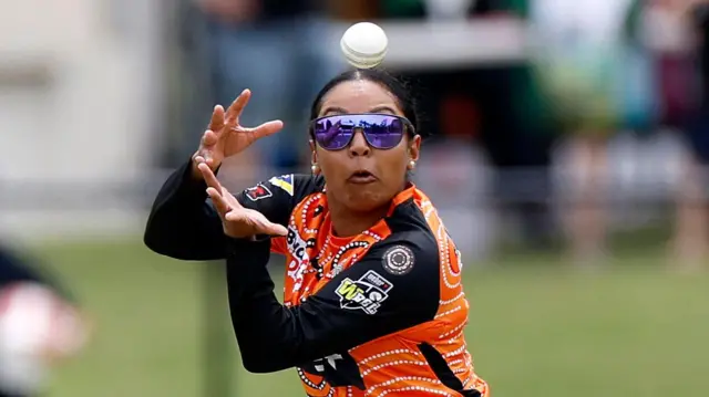 Alana King of Perth Scorchers attempts to take a catch