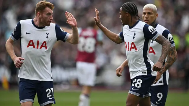 Tottenham players celebrating against West Ham 