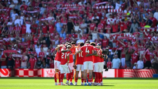 Nottingham Forest players huddle before kick-off