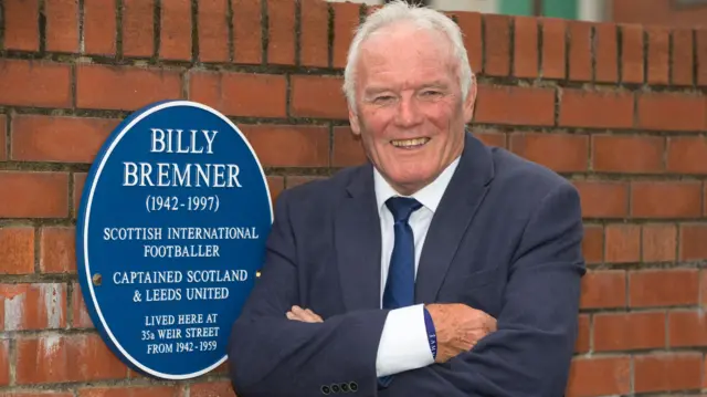 Former Scotland winger Eddie Gray unveils the tribute outside Billy Bremner's childhood home in Stirling