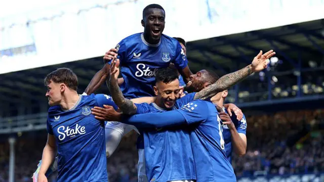 Everton players celebrate against Ipswich