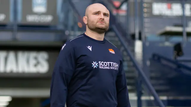 Dave Cherry warms up for Edinburgh