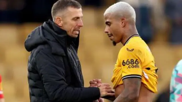 Gary O'Neil, Manager of Wolves, shakes hands with his captain Mario Lemina